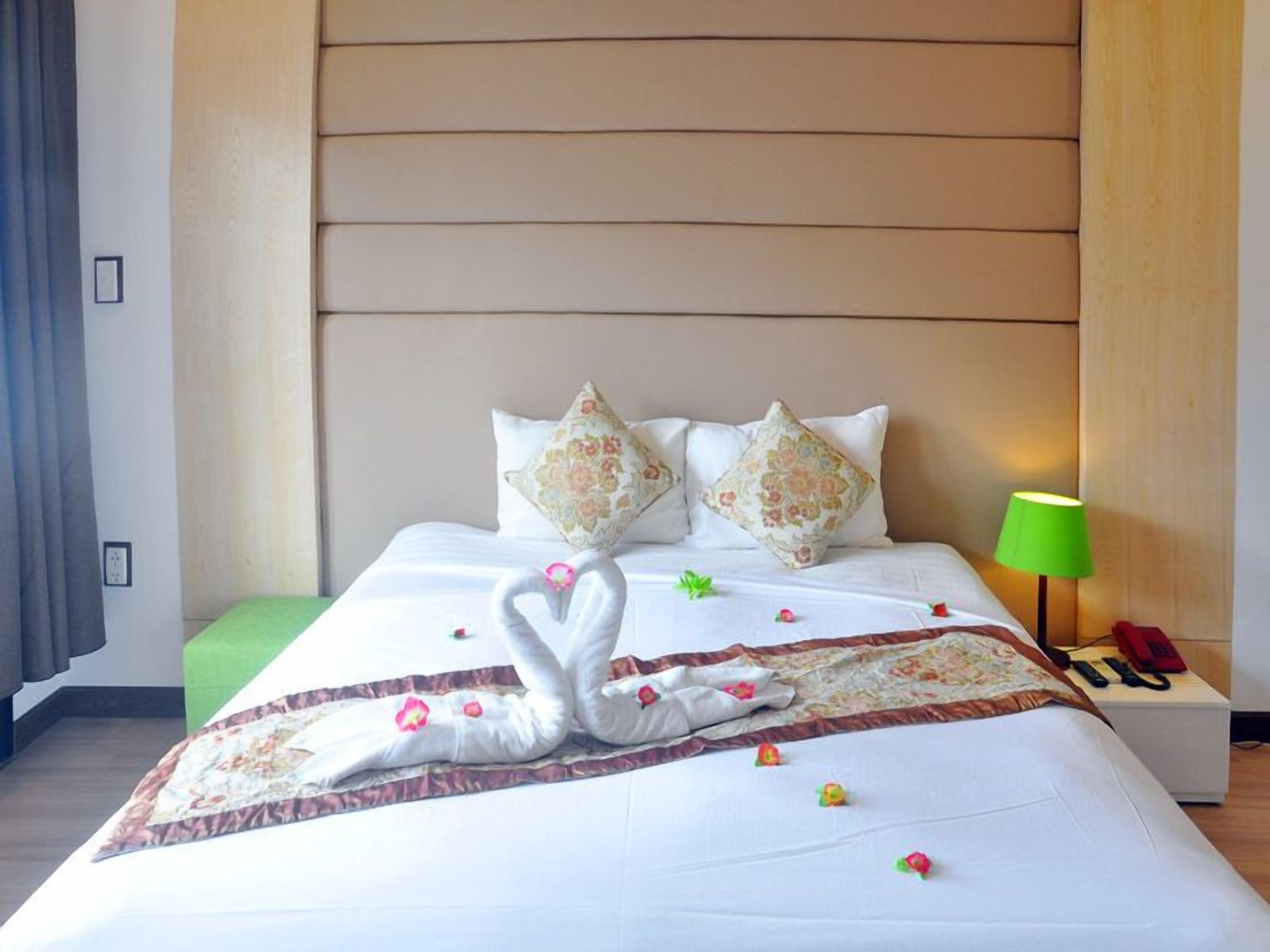 deluxe room | minibar, in-room safe, desk, soundproofing