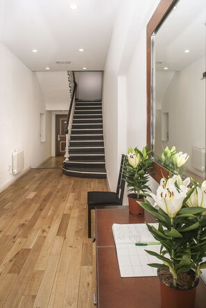 Interior entrance - Mstay Hotel 43 (London)