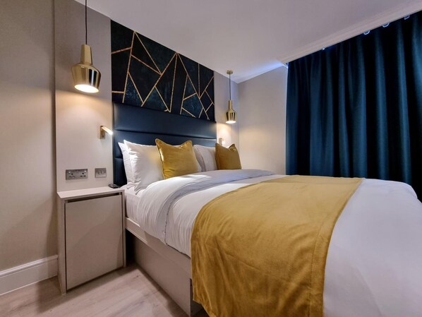 In-room safe, desk, blackout curtains, iron/ironing board - Mstay Hotel 43 (London)