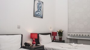 Twin Room | In-room safe, desk, blackout drapes, iron/ironing board - Mstay Hotel 43 (London)