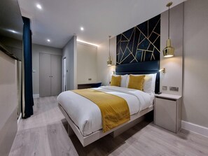 In-room safe, desk, blackout drapes, iron/ironing board - Mstay Hotel 43 (London)