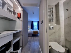 Douche, articles de toilette gratuits, sèche-cheveux