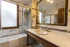 Combined shower/bathtub, free toiletries, hair dryer, slippers - Acra Hotel - Special Class (Istanbul)