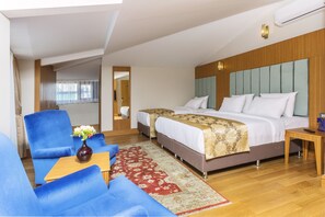 Loft superior, balcó, vistes a la ciutat | Roba de llit d'alta qualitat, minibar i caixa forta a l'habitació 