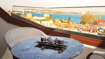 Loft Supérieur, balcon, vue mer | Literie de qualité supérieure, minibar, coffres-forts dans les chambres