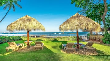 In Strandnähe, Liegestühle, Sonnenschirme, Strandtücher