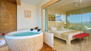 Grand Vista | Ylelliset vuodevaatteet, minibaari, tallelokero huoneessa