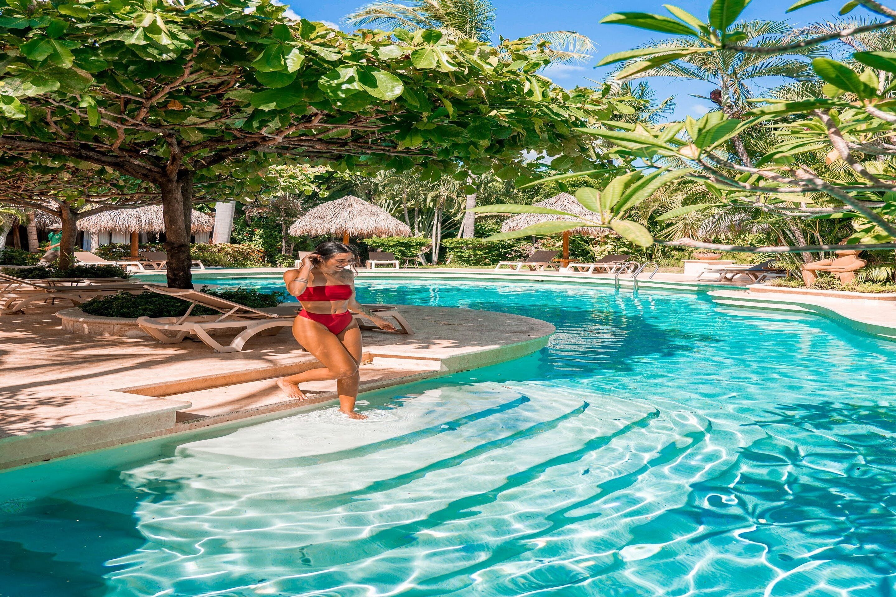 Een buitenzwembad, gratis zwembadcabana's en parasols bij het zwembad