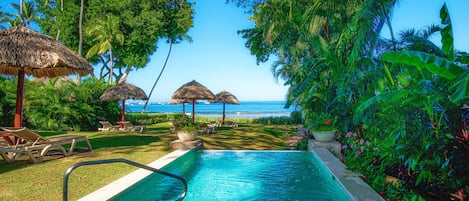 Una piscina al aire libre, cabañas de piscina gratuitas, sombrillas