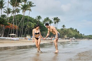 근처 해변, 일광욕 의자, 비치 파라솔, 비치 타월