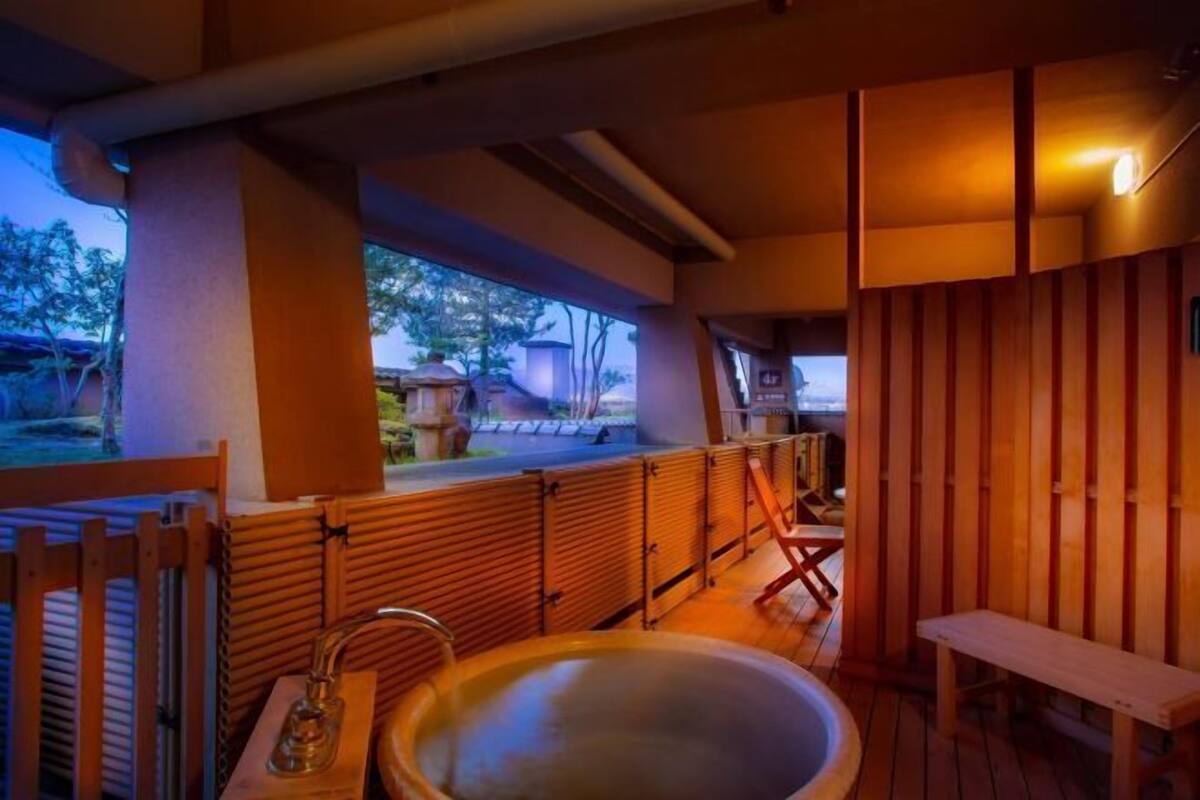 Indoor spa tub