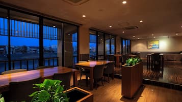 供应早餐、午餐和晚餐
