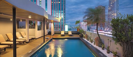 Una piscina al aire libre