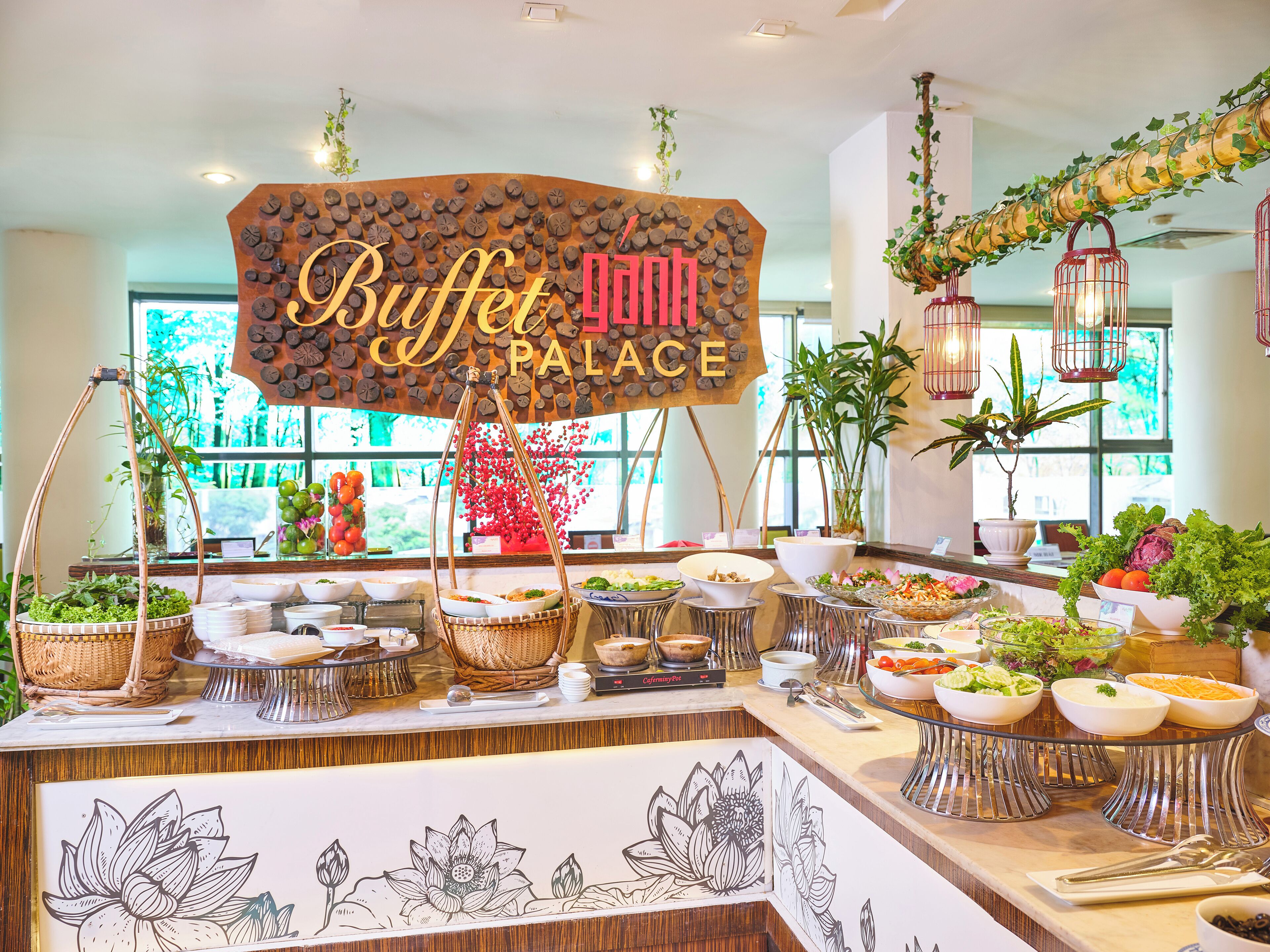 Un buffet avec une pancarte indiquant « Buffet Palace » et divers plats présentés sur des plateaux.