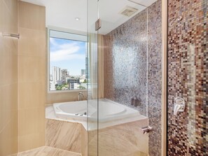 Articles de toilette gratuits, sèche-cheveux, serviettes fournies