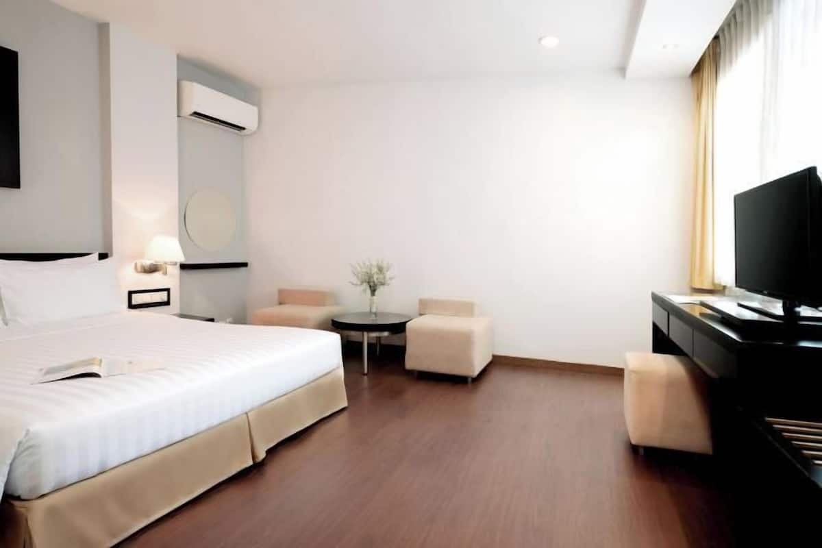 1 bedroom, down duvets, minibar, in-room safe