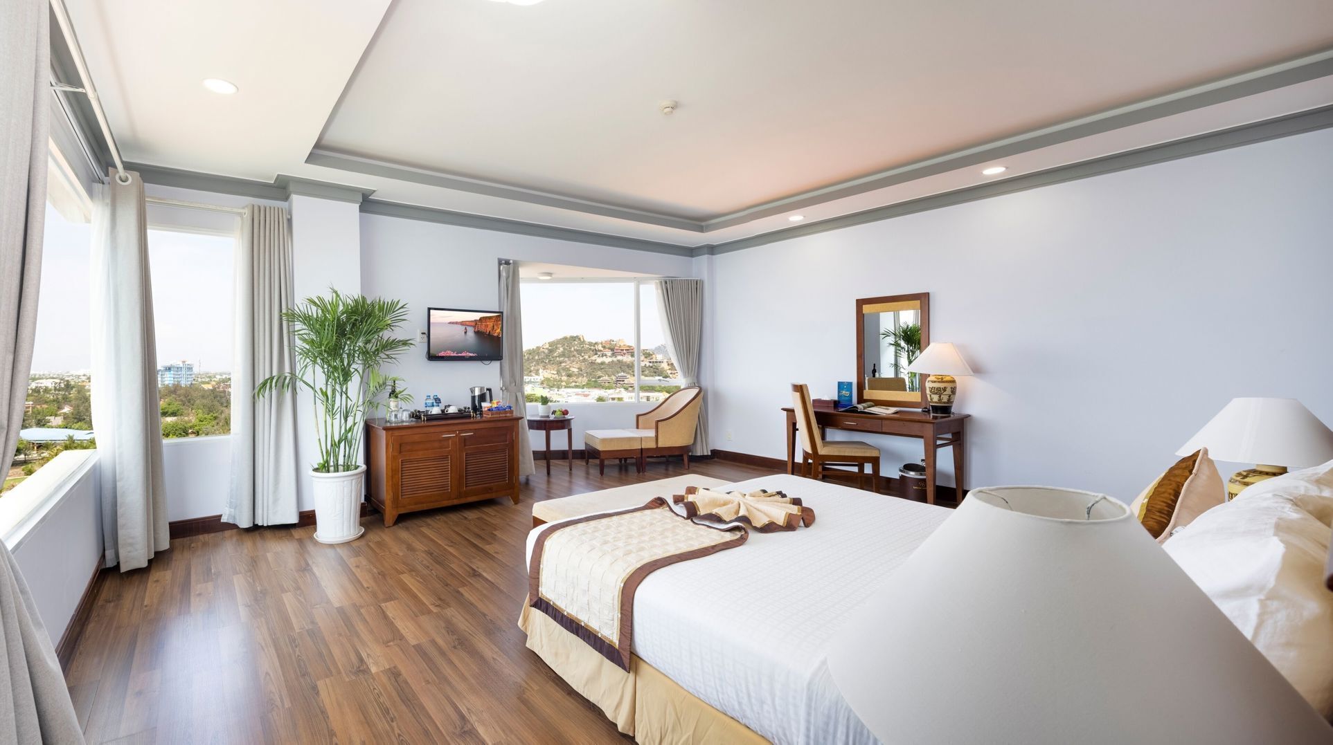 Cofres nos quartos, escrivaninha, cortinas blackout