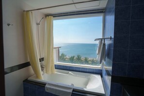 디럭스룸, 바다 전망 | 욕실 | 무료 세면용품, 헤어드라이어, 목욕가운, 슬리퍼