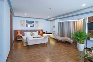 Deluxe Panorama Room | In-room safe, desk, blackout drapes, soundproofing