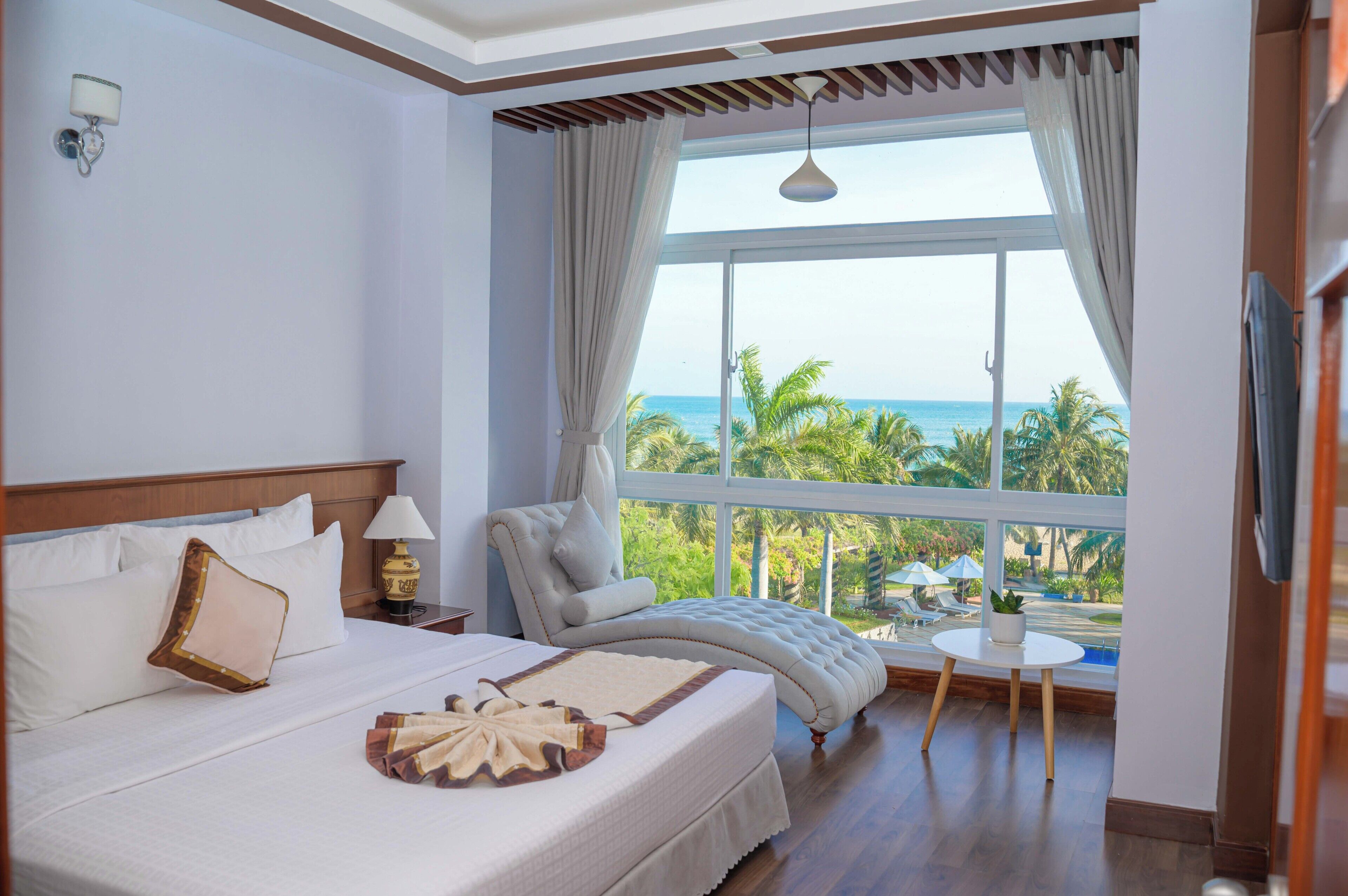 Junior kamer | Een kluis op de kamer, een bureau, verduisterende gordijnen