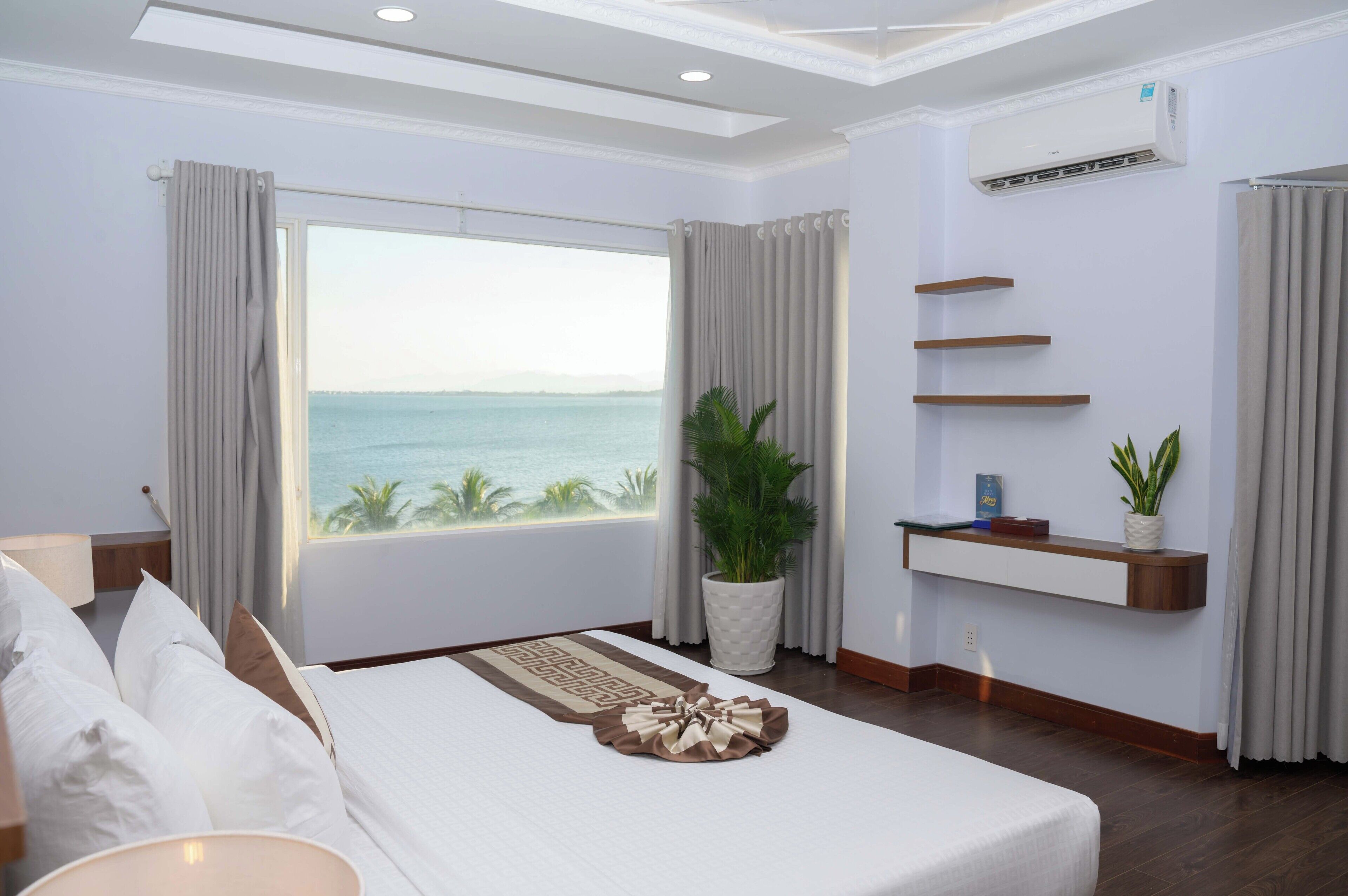 Executive Suite | Bathroom | Free toiletries, hair dryer, bathrobes, slippers