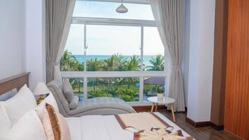 Junior Room | In-room safe, desk, blackout drapes, soundproofing