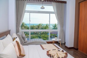 Junior Room | In-room safe, desk, blackout drapes, soundproofing