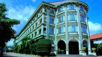 Vista frontal de la propiedad