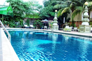 Hồ bơi ngoài trời, dù/ô trên bãi biển/hồ bơi, ghế dài tắm nắng 