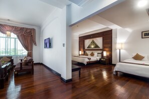 ห้องสวีท (Kingdom ) | มินิบาร์, ตู้นิรภัยในห้องพัก, โต๊ะทำงาน, ผ้าม่านกันแสง