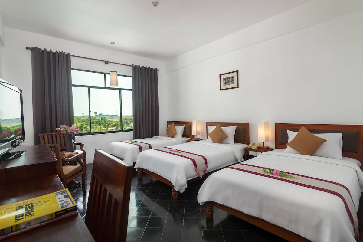 ميني بار وخزنة داخل الغرفة ومكتب وستائر تعتيم