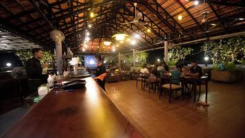 2 bars/lounges, poolside bar
