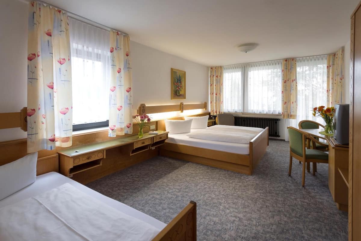 double room | 1 bedroom, desk, free wifi, bed sheets