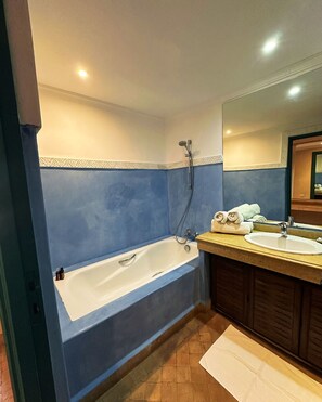 Quadruple Room | Bathroom | Free toiletries, hair dryer, bathrobes, bidet - Palais Riad Bérbère (Marrakech)