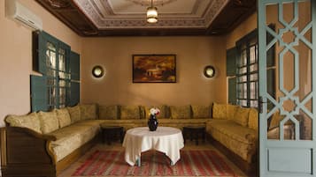 供应早餐、午餐和晚餐,摩洛哥菜,泳池景观