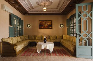 Breakfast, lunch, dinner served; Moroccan cuisine, pool views - Palais Riad Bérbère (Marrakech)