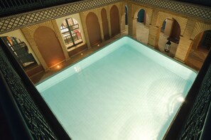 Indoor pool, outdoor pool, pool umbrellas, pool loungers - Palais Riad Bérbère (Marrakech)