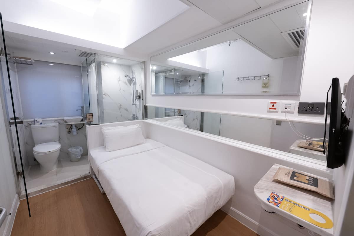 Solo Room | In-room safe, individually decorated, individually furnished