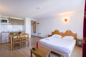 Studio | Private kitchen | Fridge, microwave, stovetop, cookware/dishes/utensils
