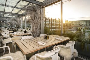 2 restaurants, breakfast, lunch, dinner served; French cuisine 