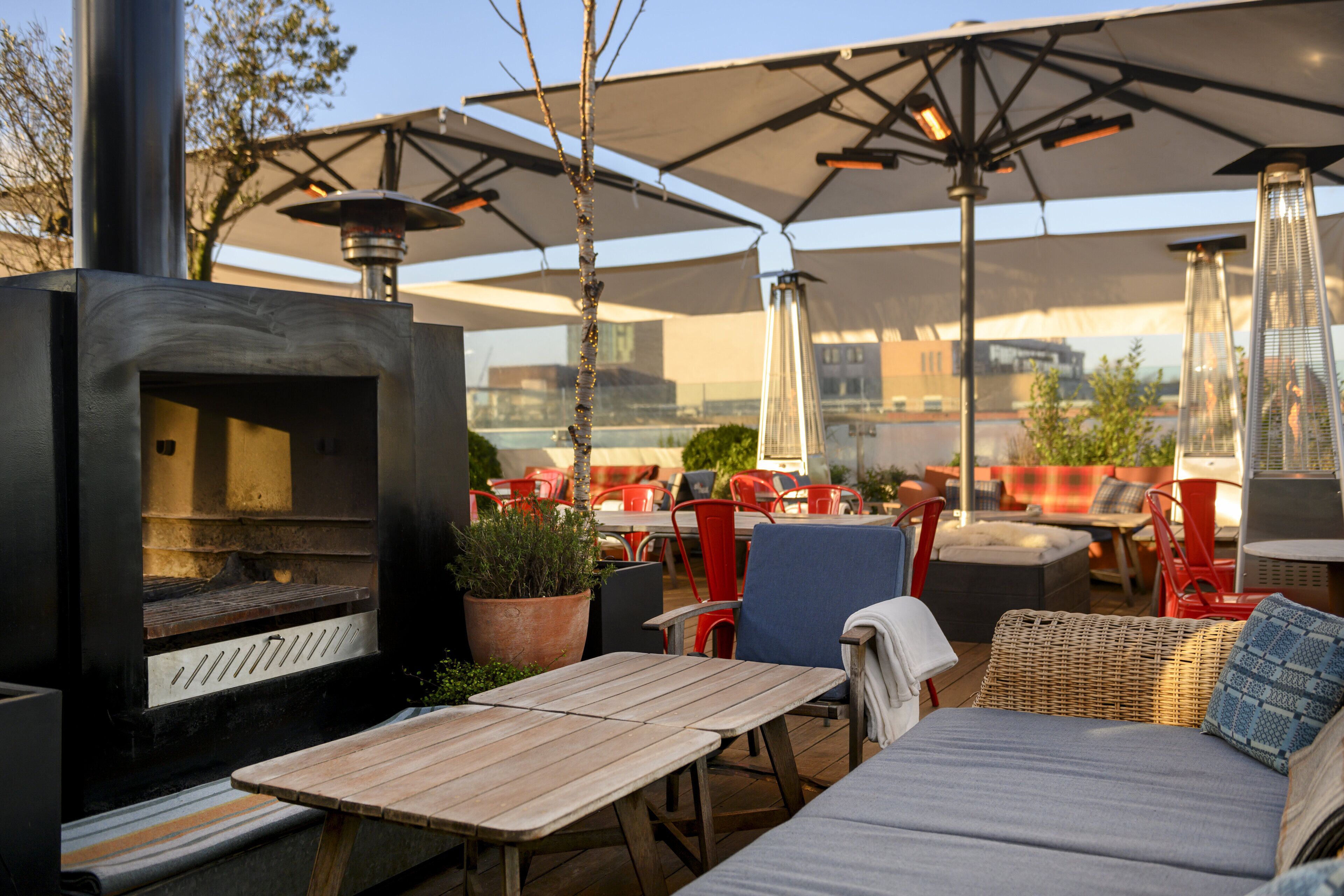 2 restaurants, breakfast, lunch, dinner served; french cuisine