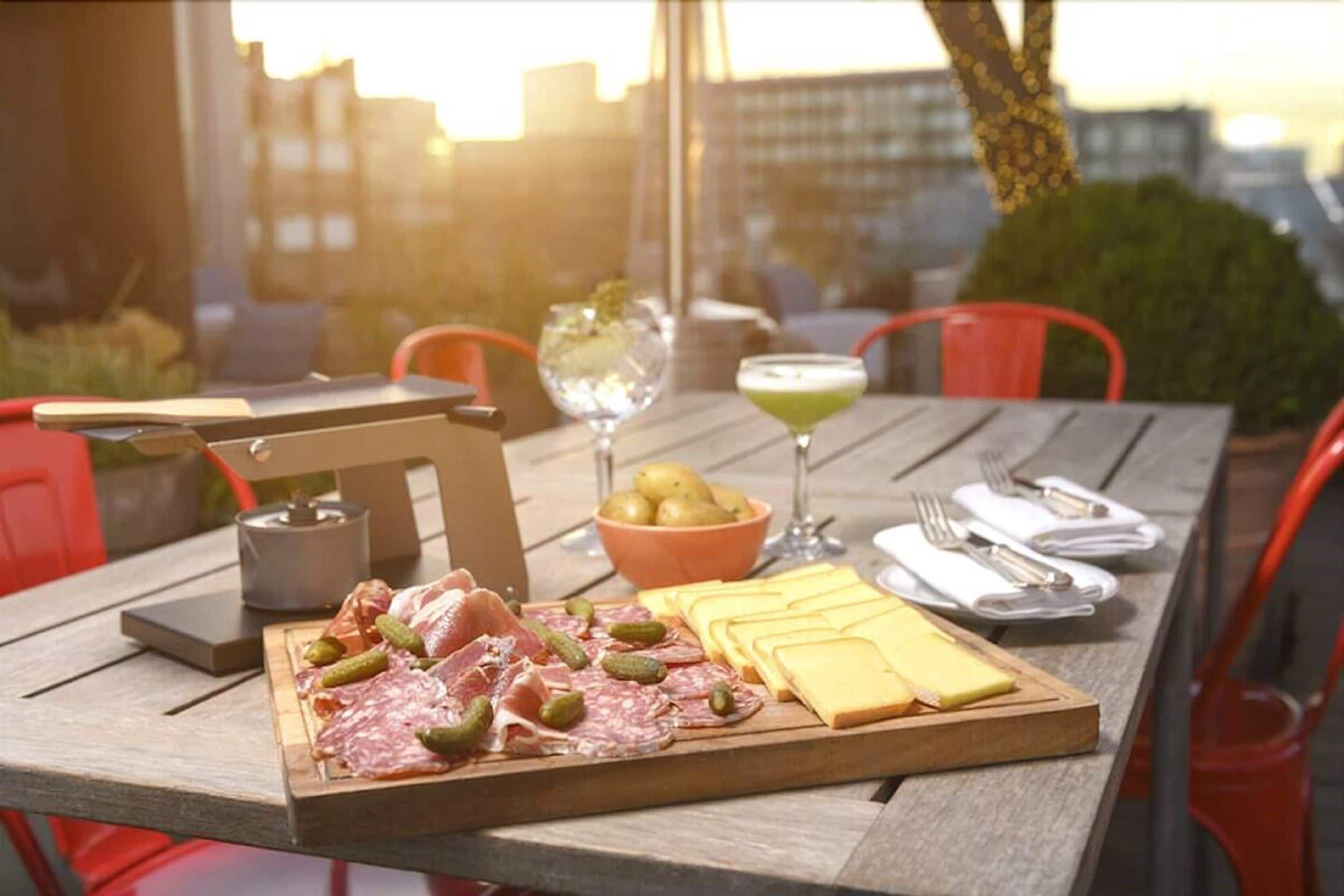 2 restaurants, breakfast, lunch, dinner served; french cuisine