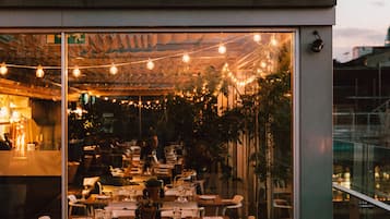 2 restaurants, serveren ontbijt, lunch, diner, Franse gerechten