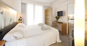 Minibar, caja de seguridad en la habitación y despertador 