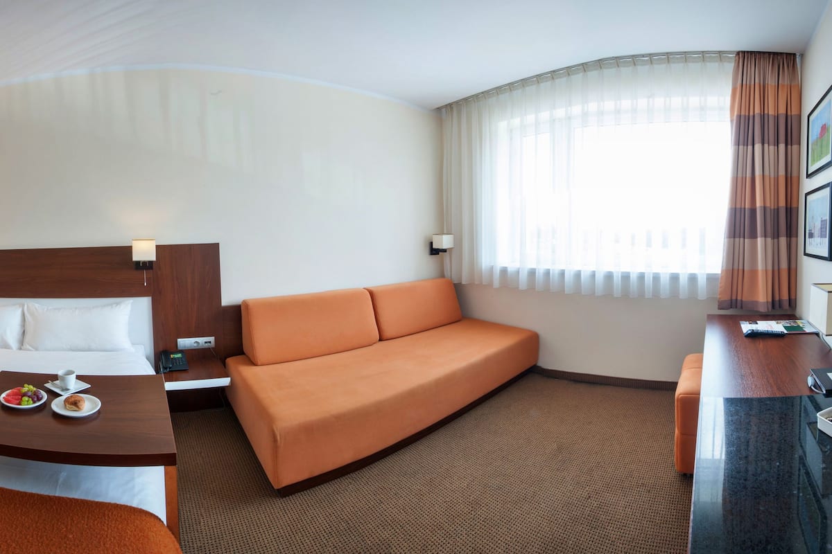 Literie hypoallergénique, coffres-forts dans les chambres, bureau