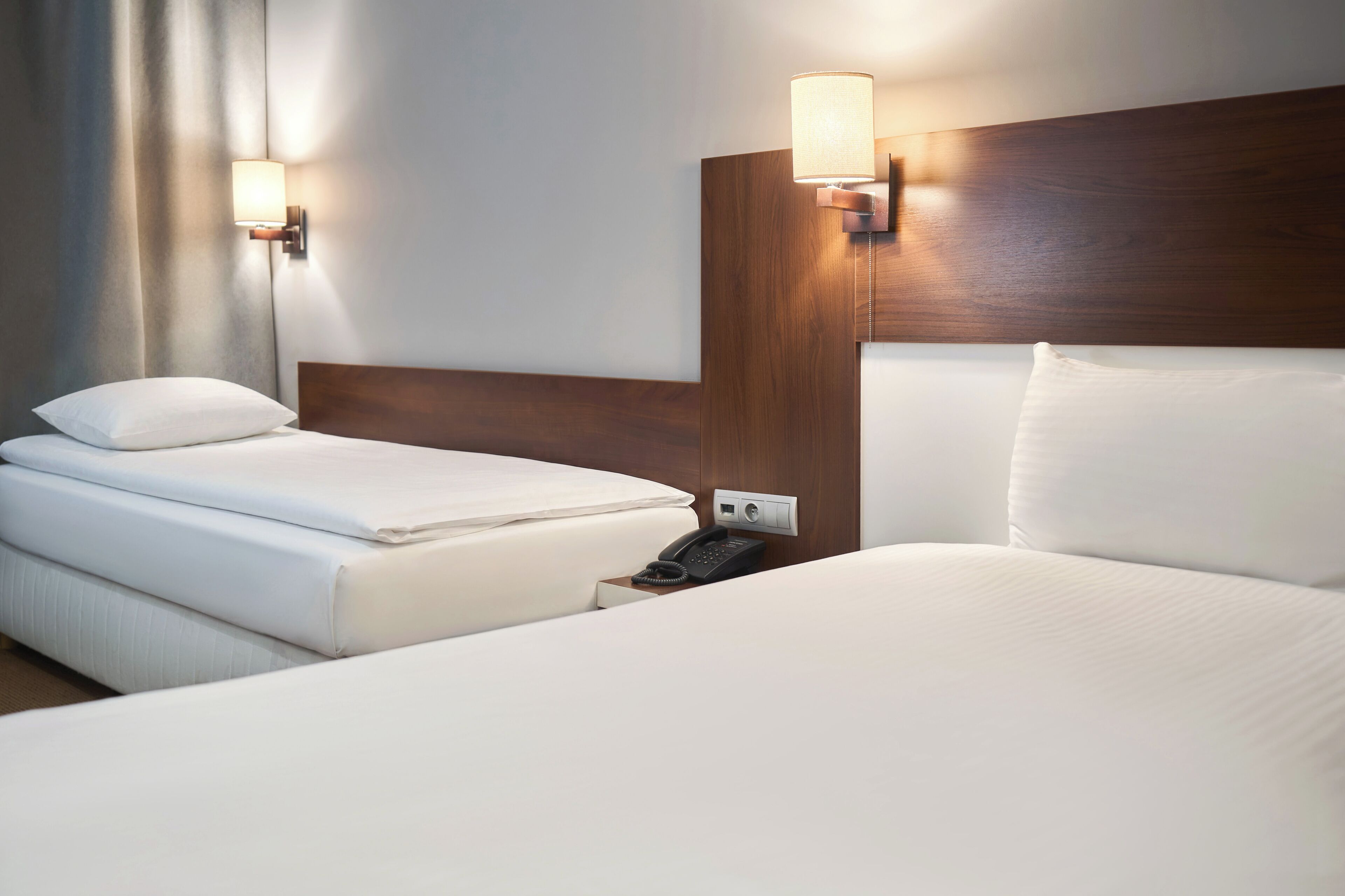 Habitación con 2 camas individuales, 2 camas individuales | Ropa de cama hipoalergénica y caja de seguridad en la habitación 