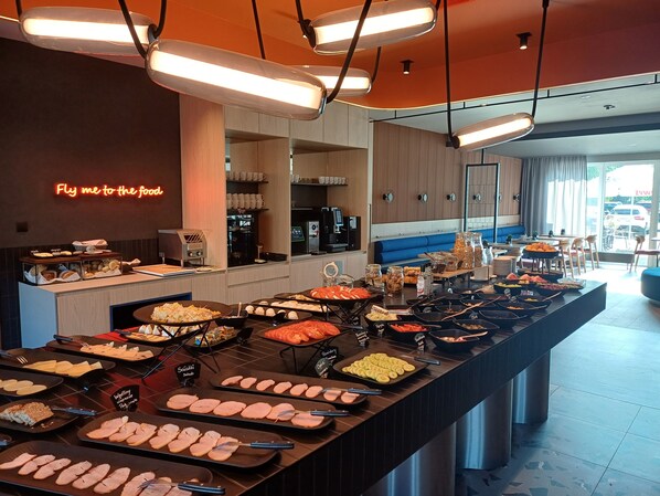 Daily buffet breakfast (PLN 80 per person)