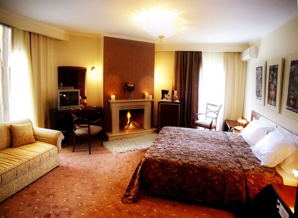 Luxury-Doppelzimmer, Kamin | Hochwertige Bettwaren, Daunenbettdecken, Minibar, Zimmersafe