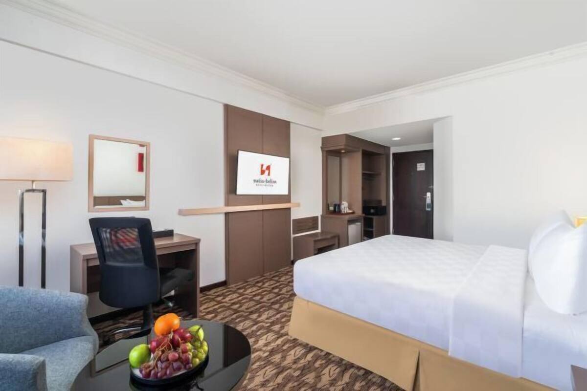 Minibar, coffres-forts dans les chambres, bureau