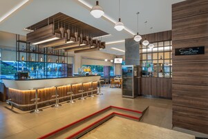 Café da manhã, almoço e jantar; culinária internacional 